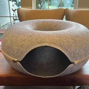 Cattasaurus™ Peekaboo Cave